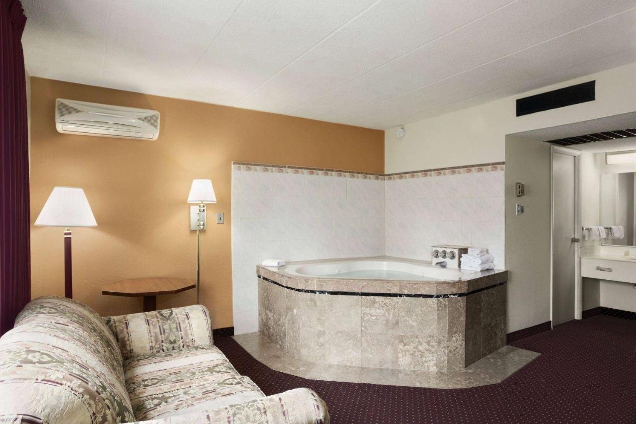 Ramadaby Wyndham Pittsburgh-New Stanton Hotel Bagian luar foto