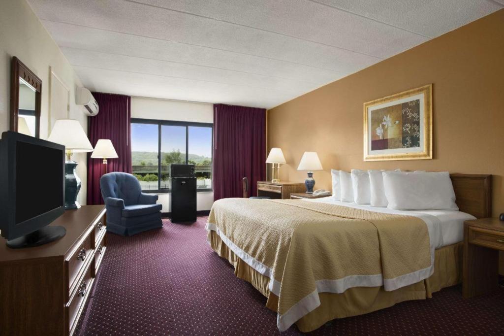 Ramadaby Wyndham Pittsburgh-New Stanton Hotel Bagian luar foto