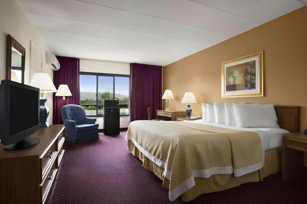 Ramadaby Wyndham Pittsburgh-New Stanton Hotel Bagian luar foto