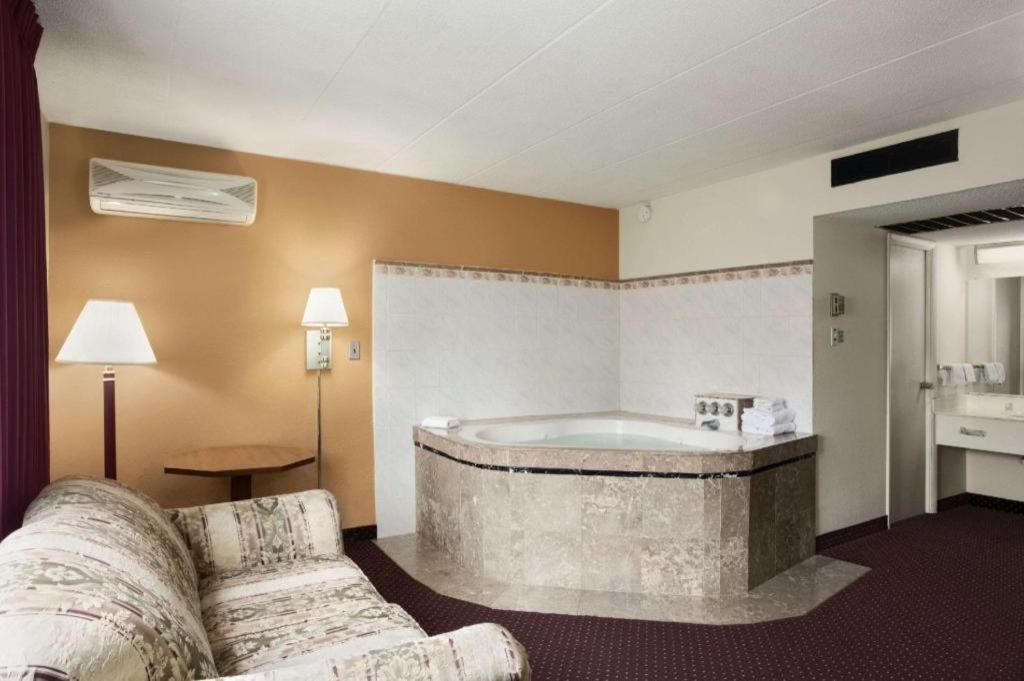 Ramadaby Wyndham Pittsburgh-New Stanton Hotel Bagian luar foto
