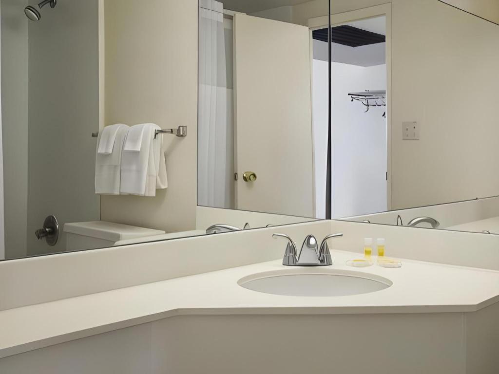 Ramadaby Wyndham Pittsburgh-New Stanton Hotel Bagian luar foto